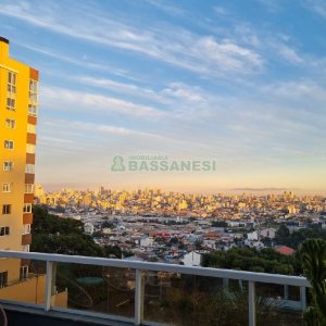 Apartamento com 129m², 2 dormitórios, 2 vagas, no bairro Vila Horn em Caxias do Sul para Comprar