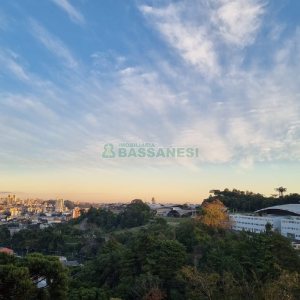 Apartamento com 129m², 2 dormitórios, 2 vagas, no bairro Vila Horn em Caxias do Sul para Comprar
