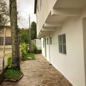 Casa Comercial com 254m², 8 dormitórios, 3 vagas, no bairro Jardim América em Caxias do Sul para Alugar