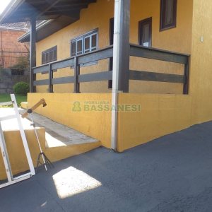 Casa com 230m², 3 dormitórios, 2 vagas, no bairro Diamantino em Caxias do Sul para Comprar