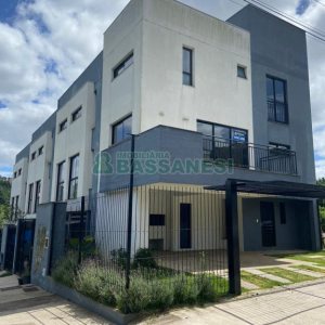 Sobrado com 92m², 2 dormitórios, 2 vagas, no bairro Nossa Senhora da Saúde em Caxias do Sul para Comprar