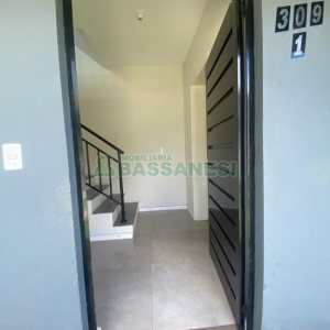 Sobrado com 92m², 2 dormitórios, 2 vagas, no bairro Nossa Senhora da Saúde em Caxias do Sul para Comprar