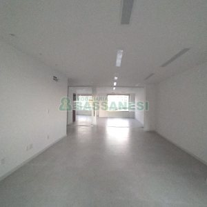 Sala com 123m², 2 vagas, no bairro Centro em Caxias do Sul para Alugar ou Comprar