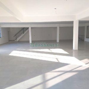 Pavilhão com 1400m², 15 vagas, no bairro Ana Rech em Caxias do Sul para Alugar