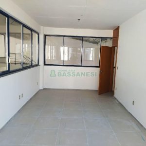 Pavilhão com 1400m², 15 vagas, no bairro Ana Rech em Caxias do Sul para Alugar