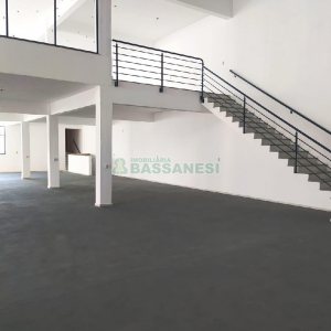 Pavilhão com 1400m², 15 vagas, no bairro Ana Rech em Caxias do Sul para Alugar