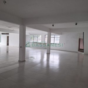 Pavilhão com 1400m², 15 vagas, no bairro Ana Rech em Caxias do Sul para Alugar