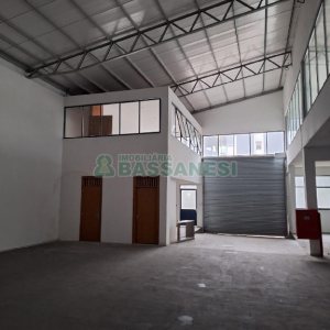 Pavilhão com 1400m², 15 vagas, no bairro Ana Rech em Caxias do Sul para Alugar