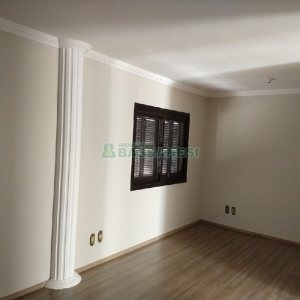 Casa com 200m², 3 dormitórios, 1 vaga, no bairro Pio X em Caxias do Sul para Comprar