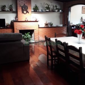 Casa com 200m², 3 dormitórios, 1 vaga, no bairro Sagrada Família em Caxias do Sul para Comprar