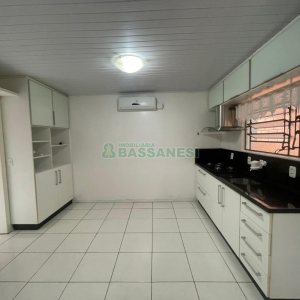 Casa com 200m², 5 dormitórios, 2 vagas, no bairro Rio Branco em Caxias do Sul para Comprar