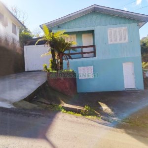 Casa com 113m², 3 dormitórios, 2 vagas, no bairro Planalto em Caxias do Sul para Comprar