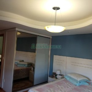 Casa com 338m², 3 dormitórios, 2 vagas, no bairro Arco Baleno em Caxias do Sul para Comprar