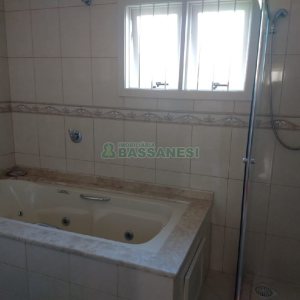 Casa com 338m², 3 dormitórios, 2 vagas, no bairro Arco Baleno em Caxias do Sul para Comprar