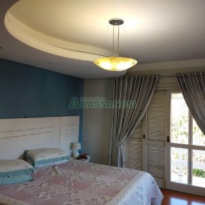 Casa com 338m², 3 dormitórios, 2 vagas, no bairro Arco Baleno em Caxias do Sul para Comprar