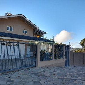 Casa com 338m², 3 dormitórios, 2 vagas, no bairro Arco Baleno em Caxias do Sul para Comprar