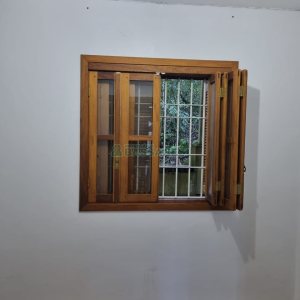 Casa com 195m², 3 dormitórios, 2 vagas, no bairro Galópolis em Caxias do Sul para Comprar