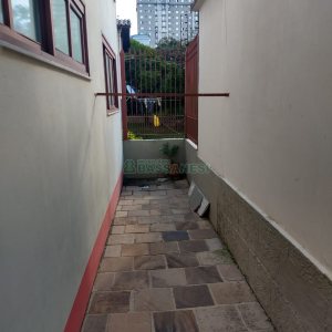 Casa com 246m², 6 dormitórios, 4 vagas, no bairro Cruzeiro em Caxias do Sul para Comprar