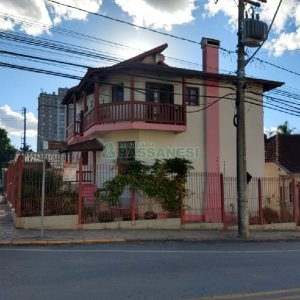 Casa com 246m², 6 dormitórios, 4 vagas, no bairro Cruzeiro em Caxias do Sul para Comprar