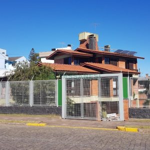 Casa, 3 dormitórios, 4 vagas, no bairro Petrópolis em Caxias do Sul para Comprar