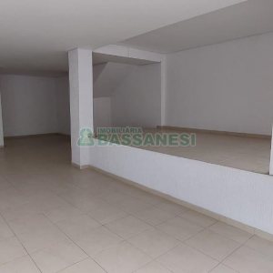 Loja com 100m², 2 vagas, no bairro Madureira em Caxias do Sul para Alugar