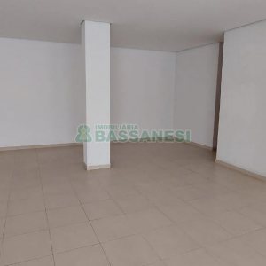 Loja com 100m², 2 vagas, no bairro Madureira em Caxias do Sul para Alugar