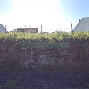 Terreno com 405m², no bairro Cinqüentenário em Caxias do Sul para Comprar