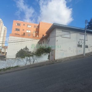 Casa com 360m², 3 dormitórios, 1 vaga, no bairro Lourdes em Caxias do Sul para Comprar
