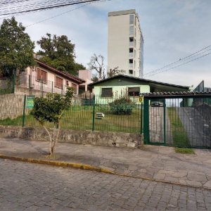 Casa com 100m², 3 dormitórios, 2 vagas, no bairro Charqueadas em Caxias do Sul para Comprar