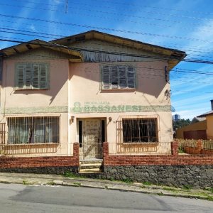 Casa, 6 dormitórios, 4 vagas, no bairro Floresta em Caxias do Sul para Comprar
