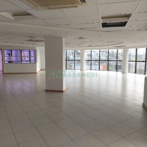 Sala com 488m², 5 vagas, no bairro Sanvitto em Caxias do Sul para Comprar
