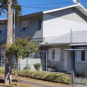 Casa com 327m², 3 dormitórios, 4 vagas, no bairro Interlagos em Caxias do Sul para Comprar