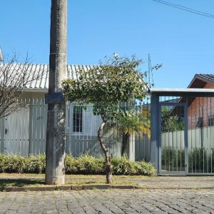 Casa com 327m², 3 dormitórios, 4 vagas, no bairro Interlagos em Caxias do Sul para Comprar