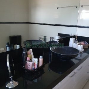 Casa com 327m², 3 dormitórios, 4 vagas, no bairro Interlagos em Caxias do Sul para Comprar