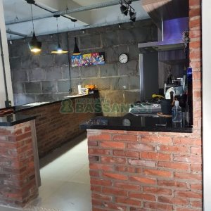 Casa com 327m², 3 dormitórios, 4 vagas, no bairro Interlagos em Caxias do Sul para Comprar