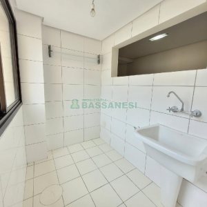 Apto Mobiliado com 95m², 2 dormitórios, 1 vaga, no bairro Centro em Caxias do Sul para Alugar