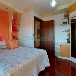 Casa com 405m², 3 dormitórios, 3 vagas, no bairro Colina Sorriso em Caxias do Sul para Comprar