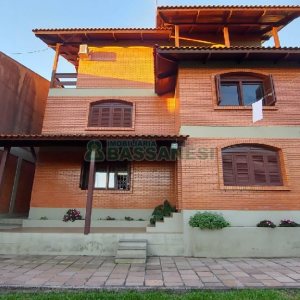 Casa com 405m², 3 dormitórios, 3 vagas, no bairro Colina Sorriso em Caxias do Sul para Comprar