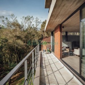 Casa com 484m², 3 dormitórios, 2 vagas, no bairro Linha 40 em Caxias do Sul para Comprar