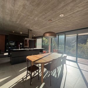 Casa com 484m², 3 dormitórios, 2 vagas, no bairro Linha 40 em Caxias do Sul para Comprar