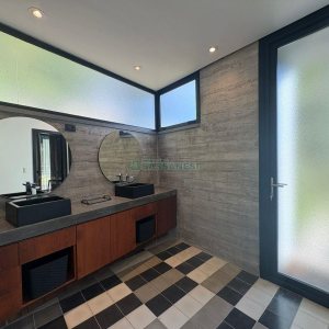 Casa com 484m², 3 dormitórios, 2 vagas, no bairro Linha 40 em Caxias do Sul para Comprar