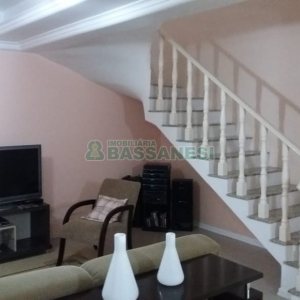 Casa com 320m², 3 dormitórios, 2 vagas, no bairro Vinhedos em Caxias do Sul para Comprar