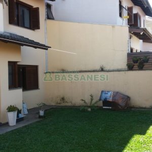 Casa com 320m², 3 dormitórios, 2 vagas, no bairro Vinhedos em Caxias do Sul para Comprar