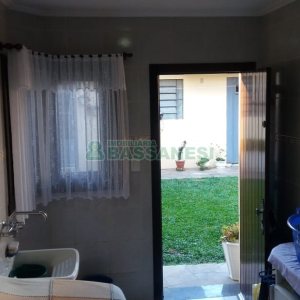 Casa com 320m², 3 dormitórios, 2 vagas, no bairro Vinhedos em Caxias do Sul para Comprar
