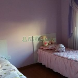 Casa com 320m², 3 dormitórios, 2 vagas, no bairro Vinhedos em Caxias do Sul para Comprar