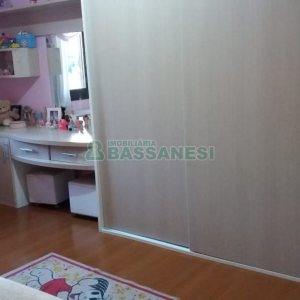 Casa com 320m², 3 dormitórios, 2 vagas, no bairro Vinhedos em Caxias do Sul para Comprar