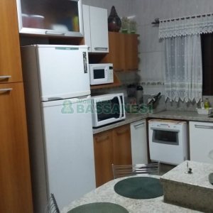 Casa com 320m², 3 dormitórios, 2 vagas, no bairro Vinhedos em Caxias do Sul para Comprar
