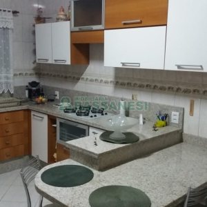 Casa com 320m², 3 dormitórios, 2 vagas, no bairro Vinhedos em Caxias do Sul para Comprar