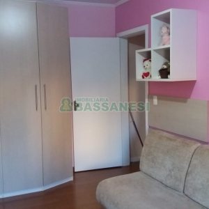 Casa com 320m², 3 dormitórios, 2 vagas, no bairro Vinhedos em Caxias do Sul para Comprar