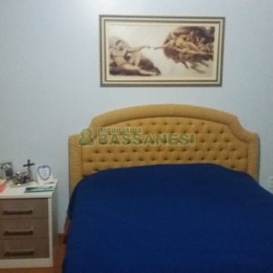 Casa com 320m², 3 dormitórios, 2 vagas, no bairro Vinhedos em Caxias do Sul para Comprar